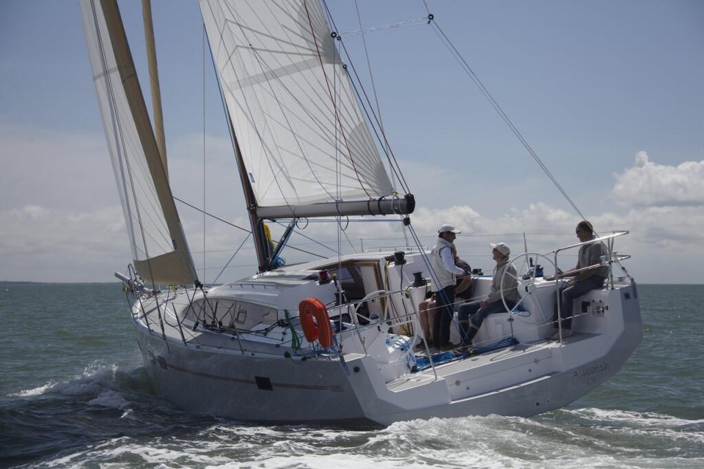 Sailing yacht 