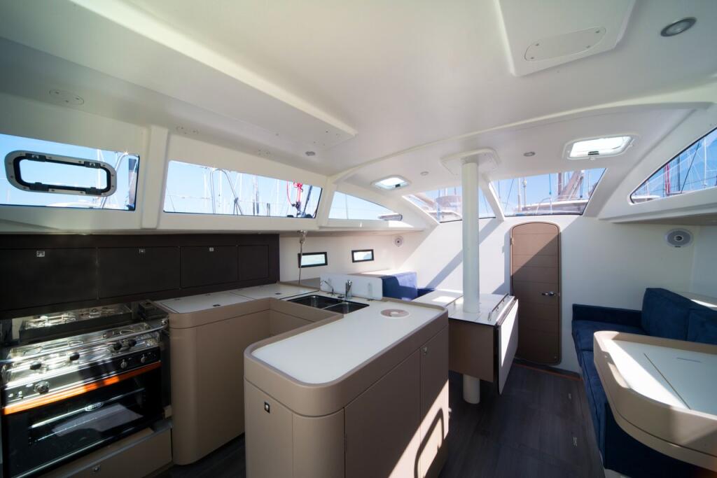 Sailing yacht 
