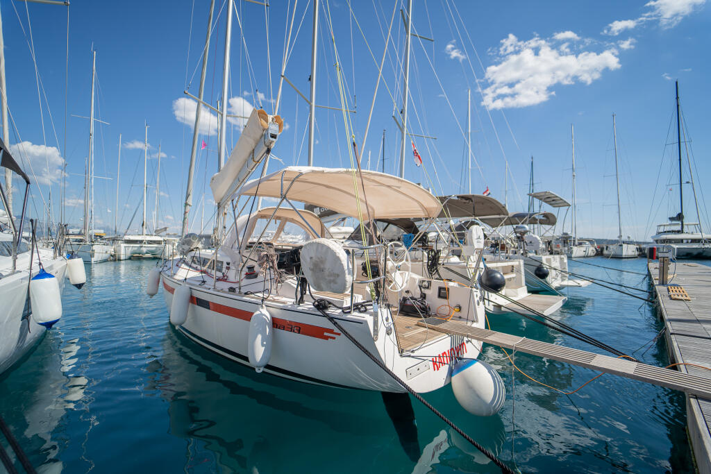 Sailing yacht 