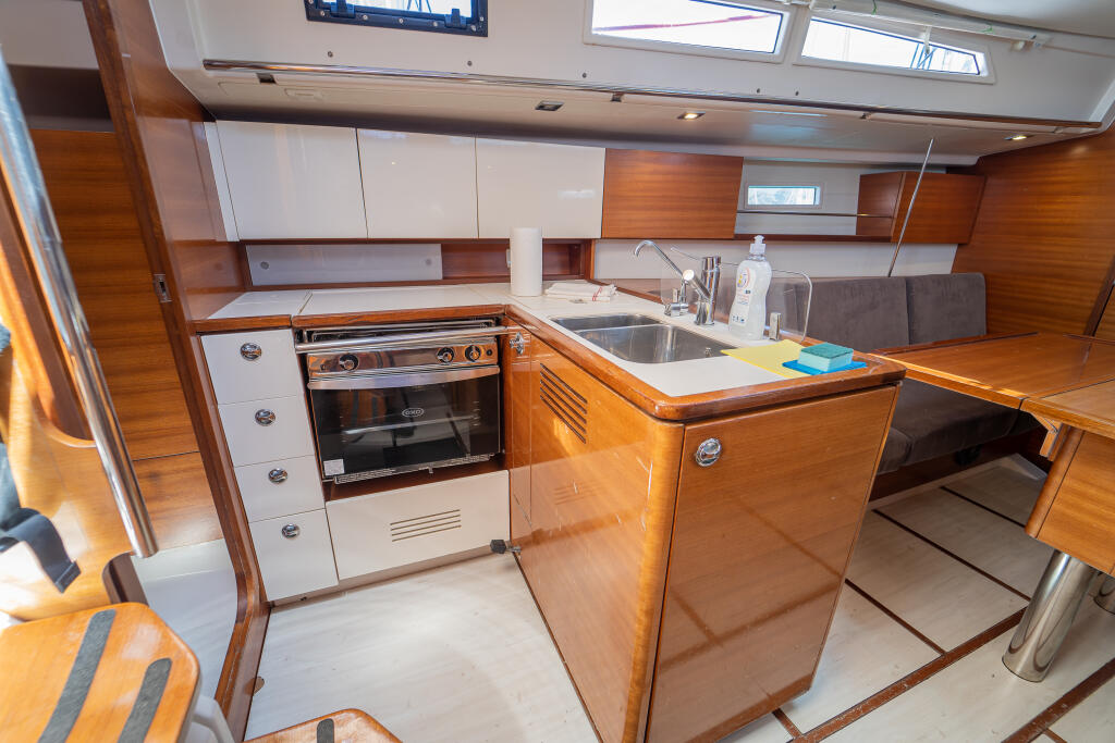 Sailing yacht 