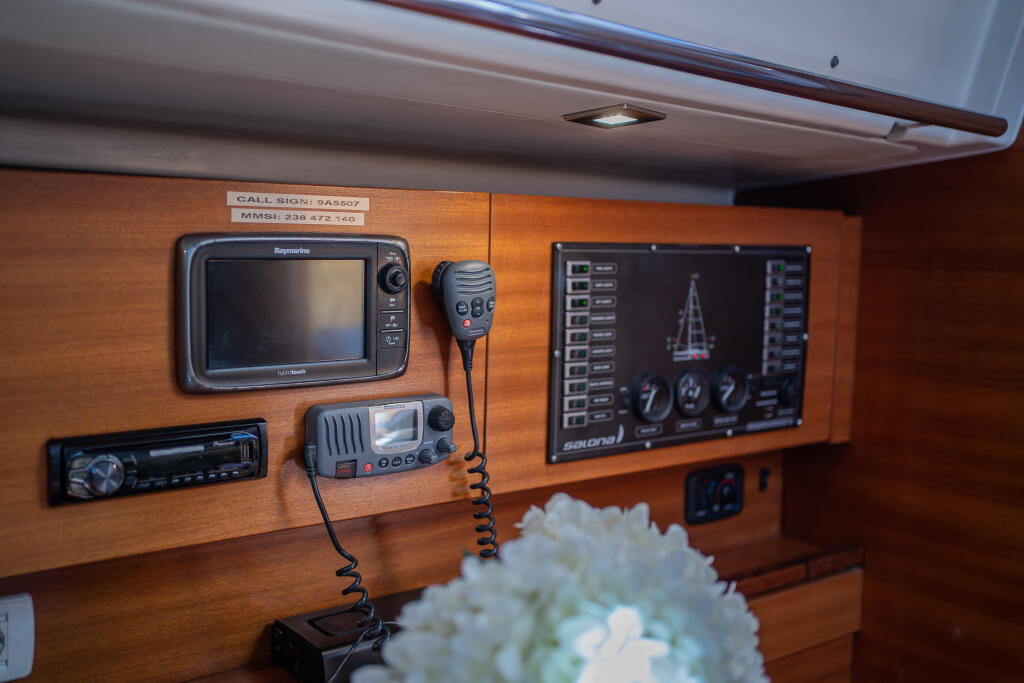 Sailing yacht 