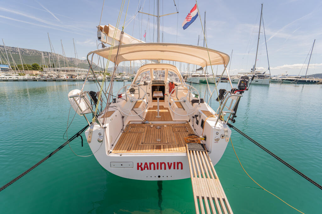 Sailing yacht 