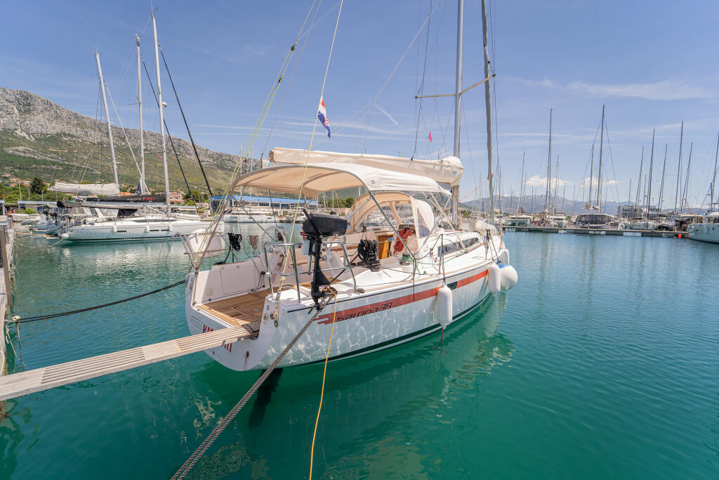 Sailing yacht 