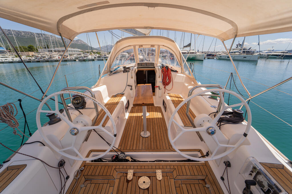 Sailing yacht 