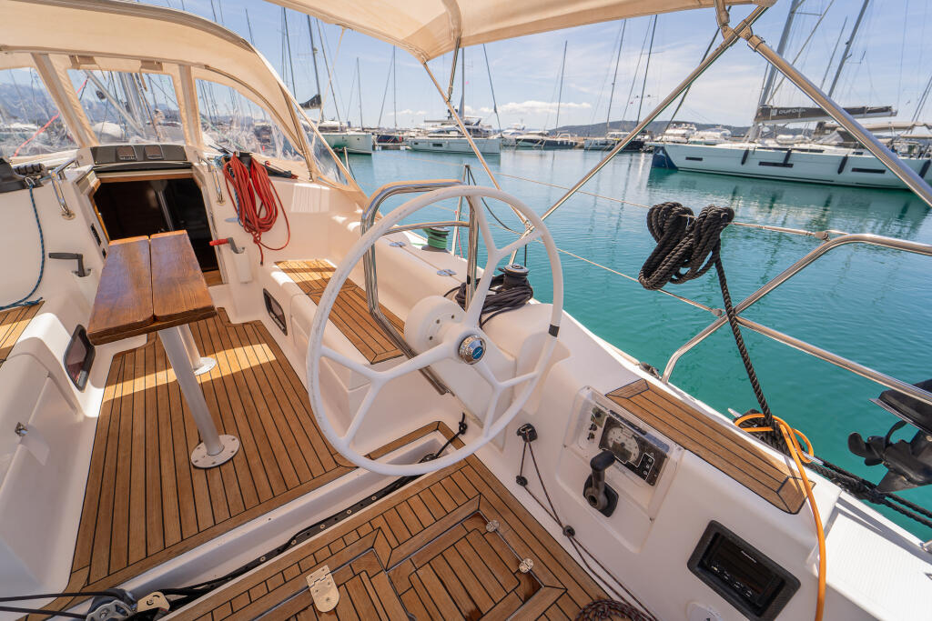Sailing yacht 