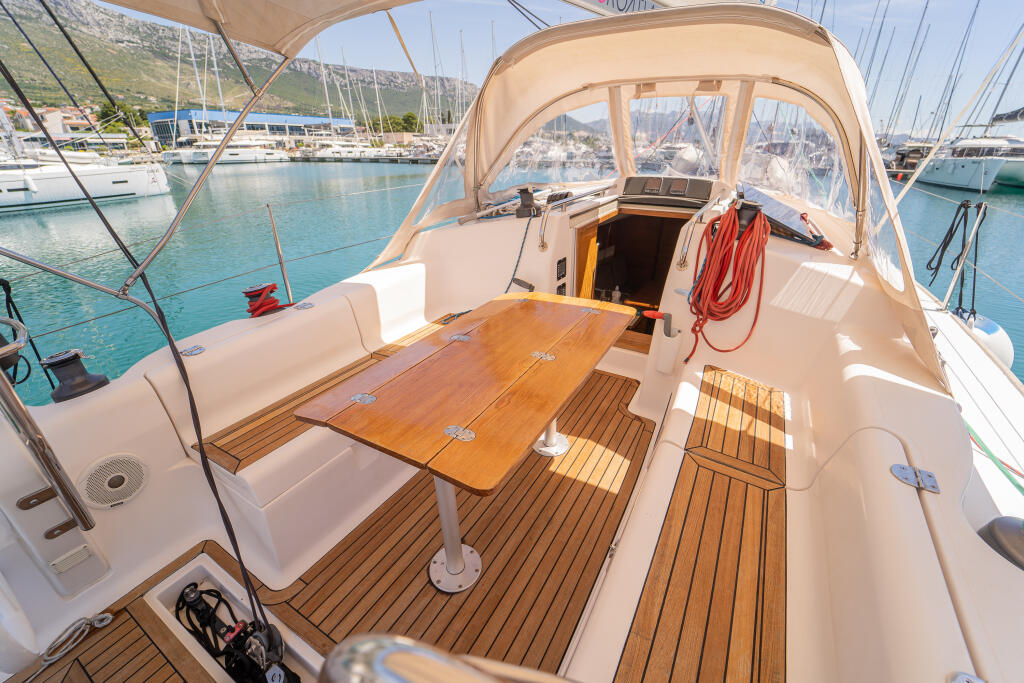 Sailing yacht 