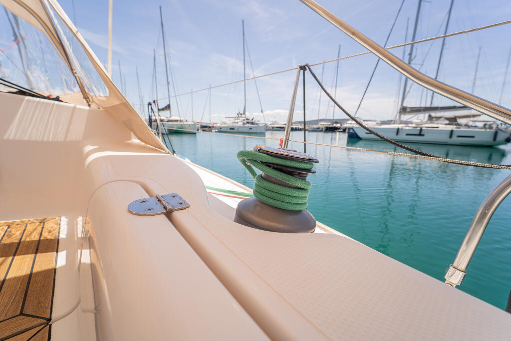 Sailing yacht 