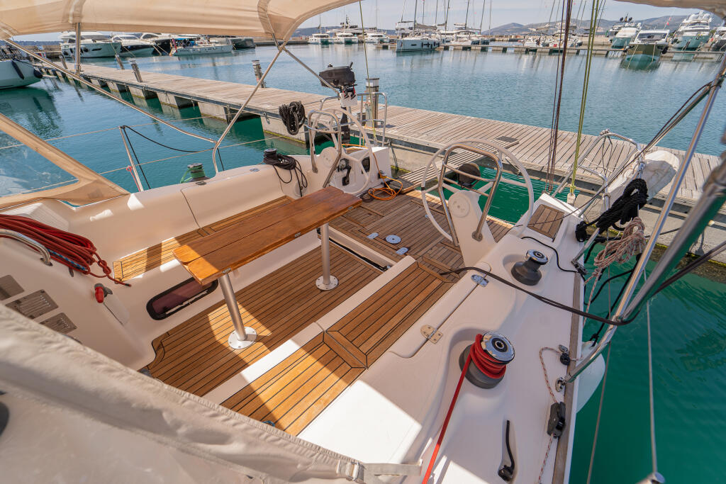 Sailing yacht 