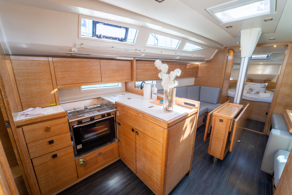 Sailing yacht 