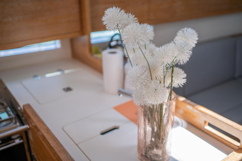 Sailing yacht 