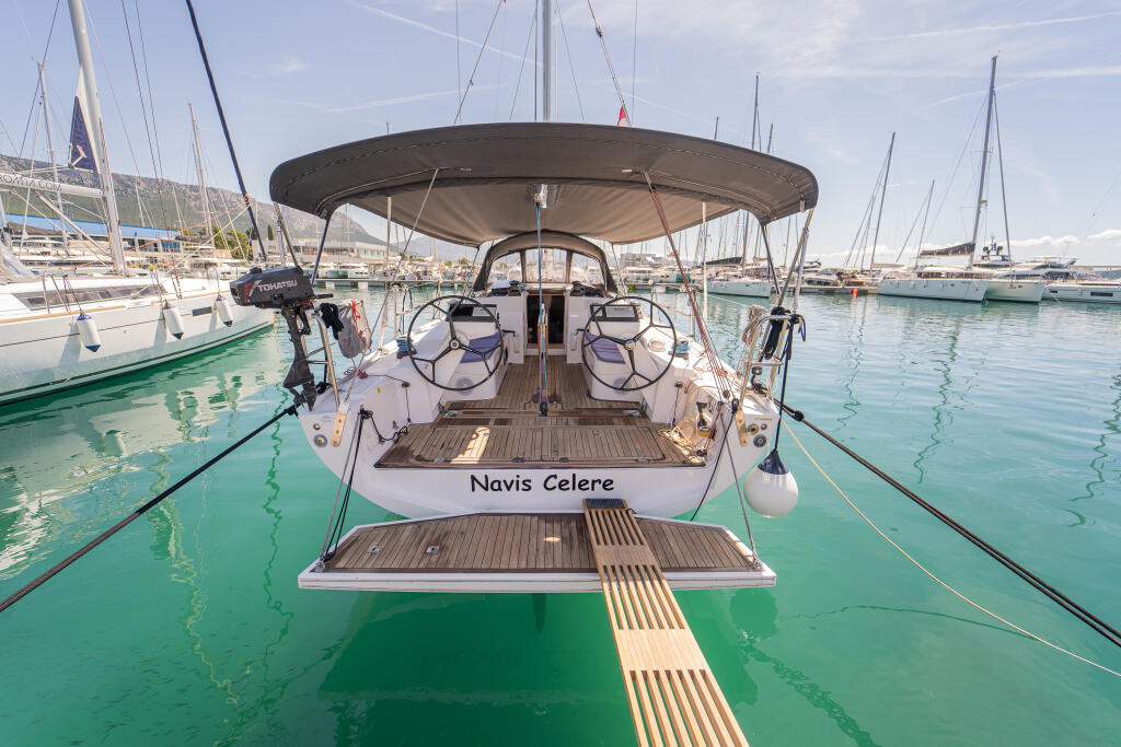 Sailing yacht 
