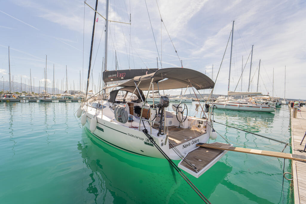 Sailing yacht 
