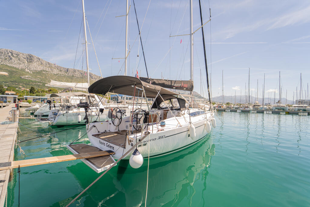 Sailing yacht 
