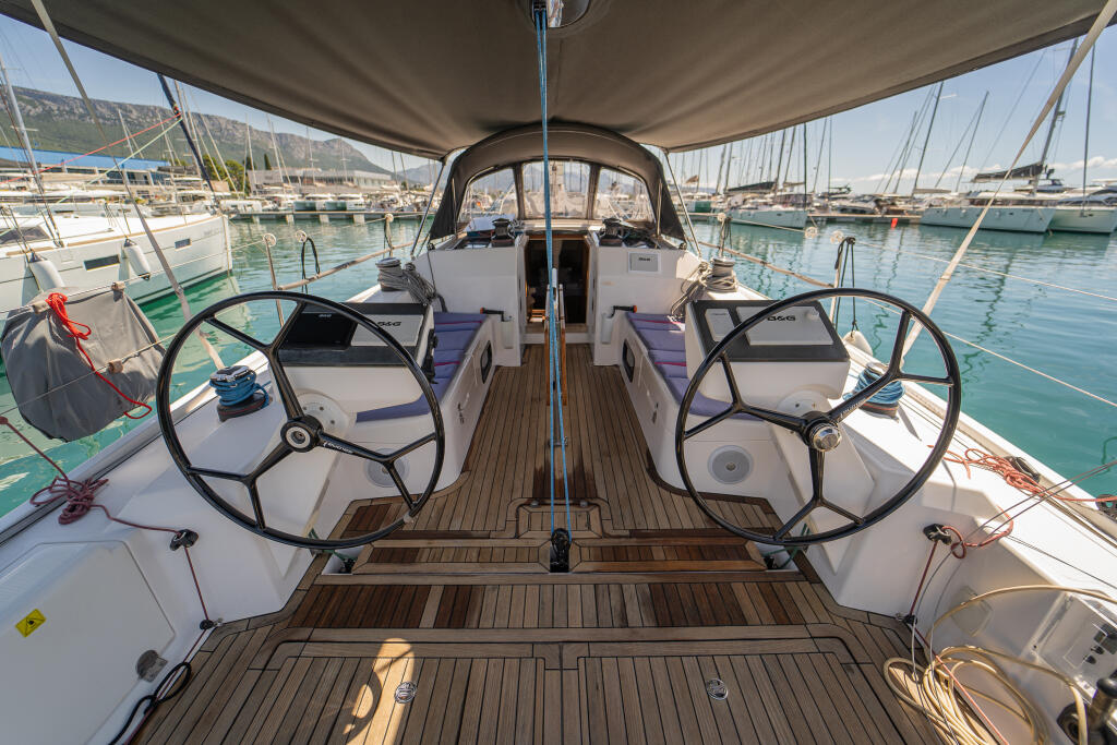 Sailing yacht 