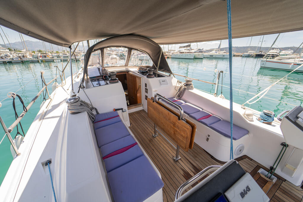 Sailing yacht 