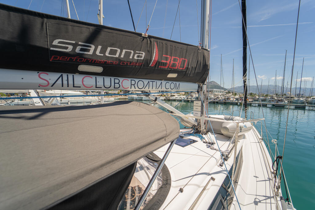 Sailing yacht 