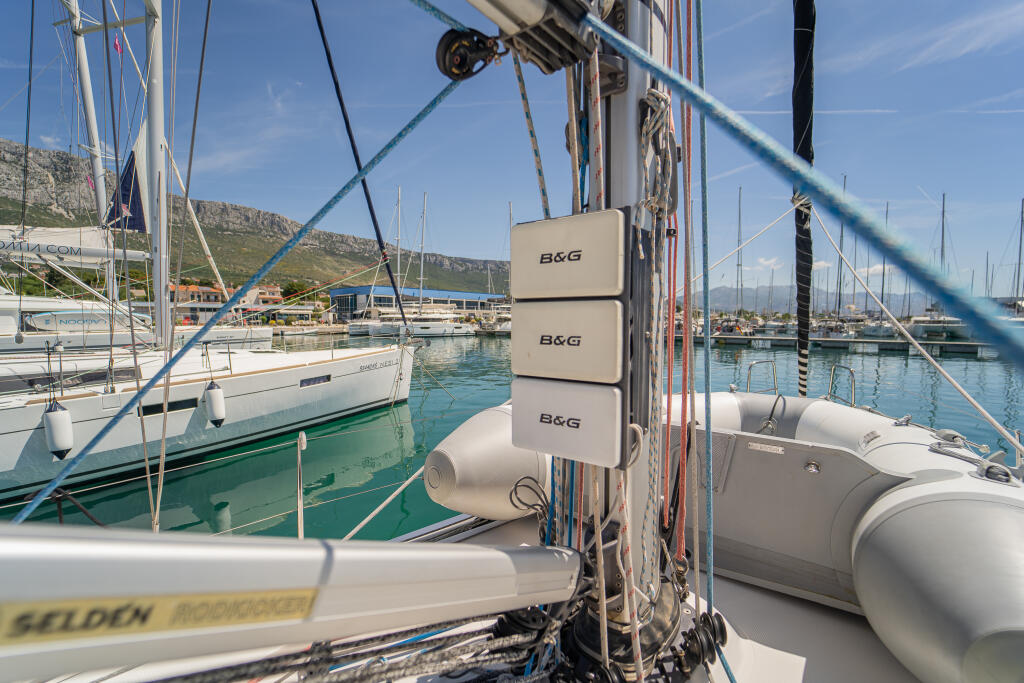 Sailing yacht 