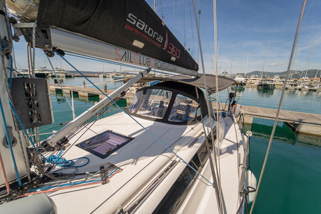 Sailing yacht 