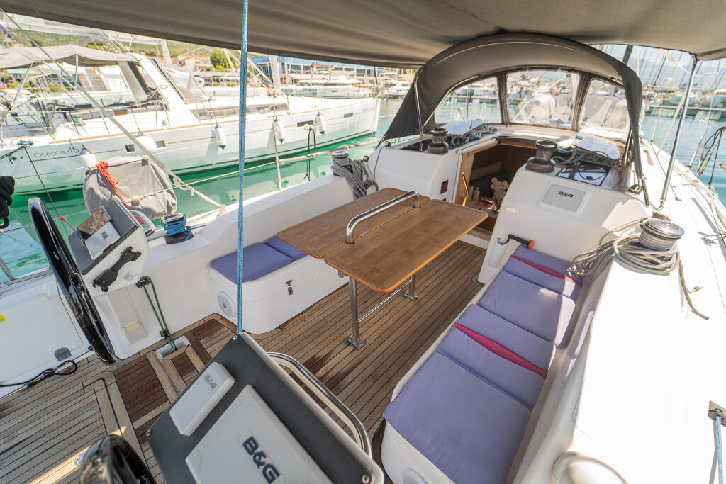 Sailing yacht 