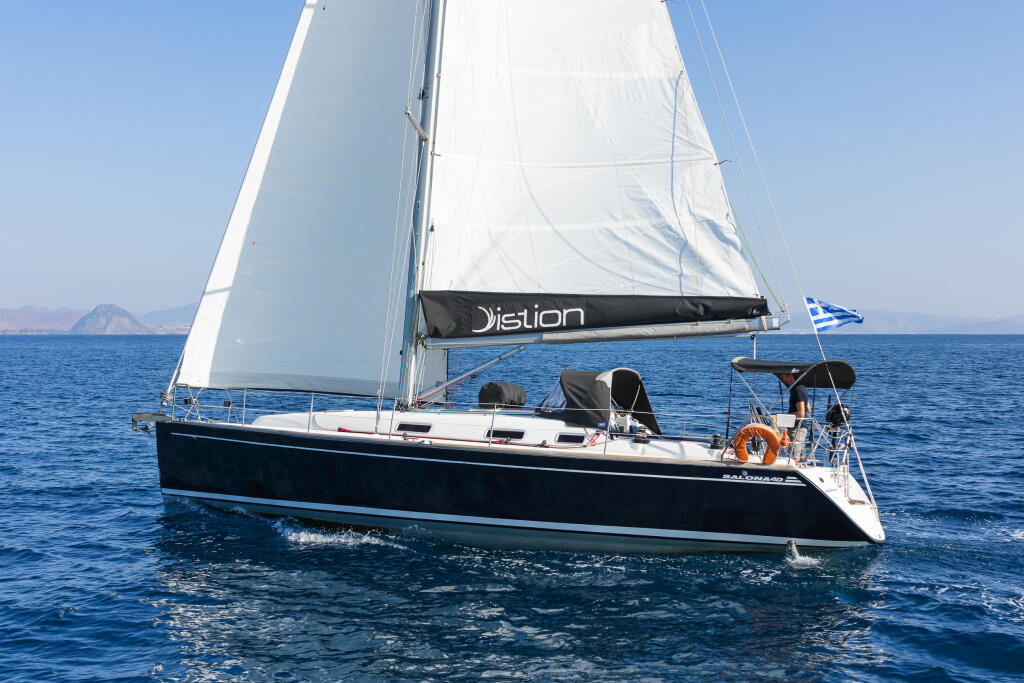 Sailing yacht 