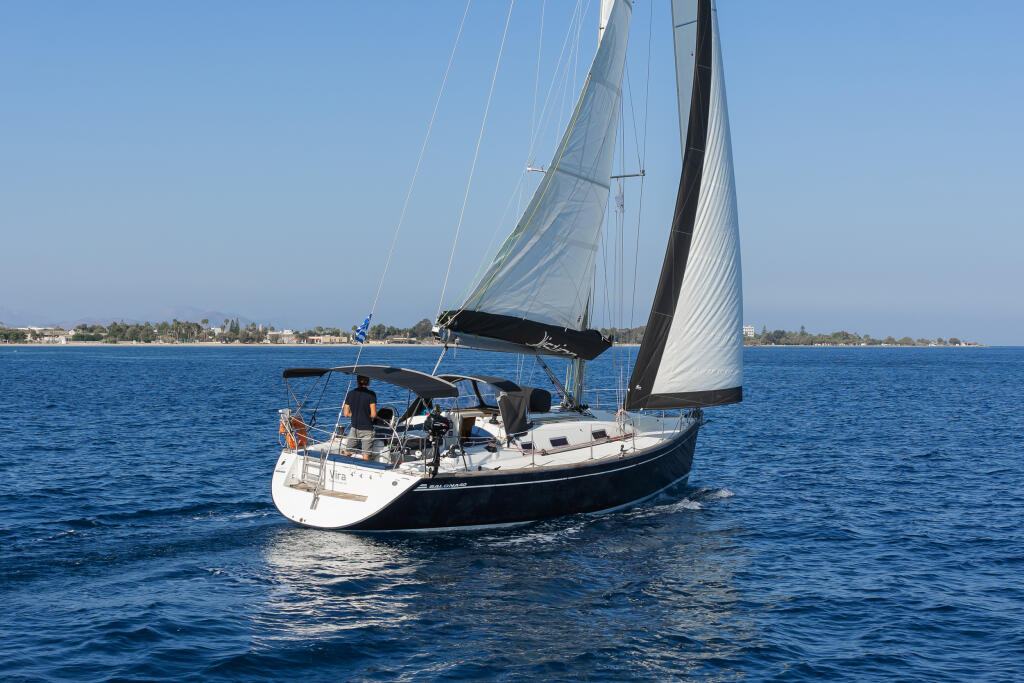 Sailing yacht 