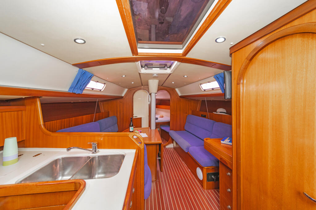 Sailing yacht 