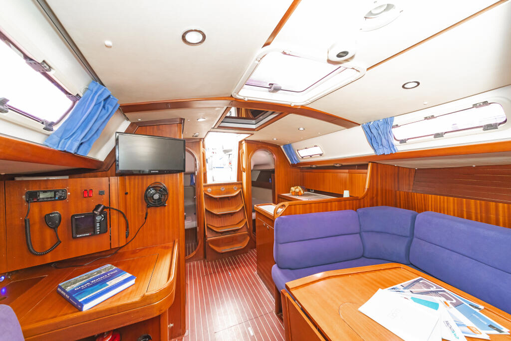 Sailing yacht 