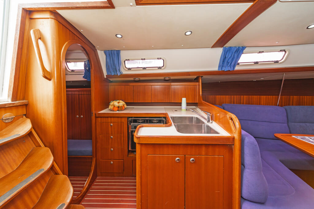 Sailing yacht 