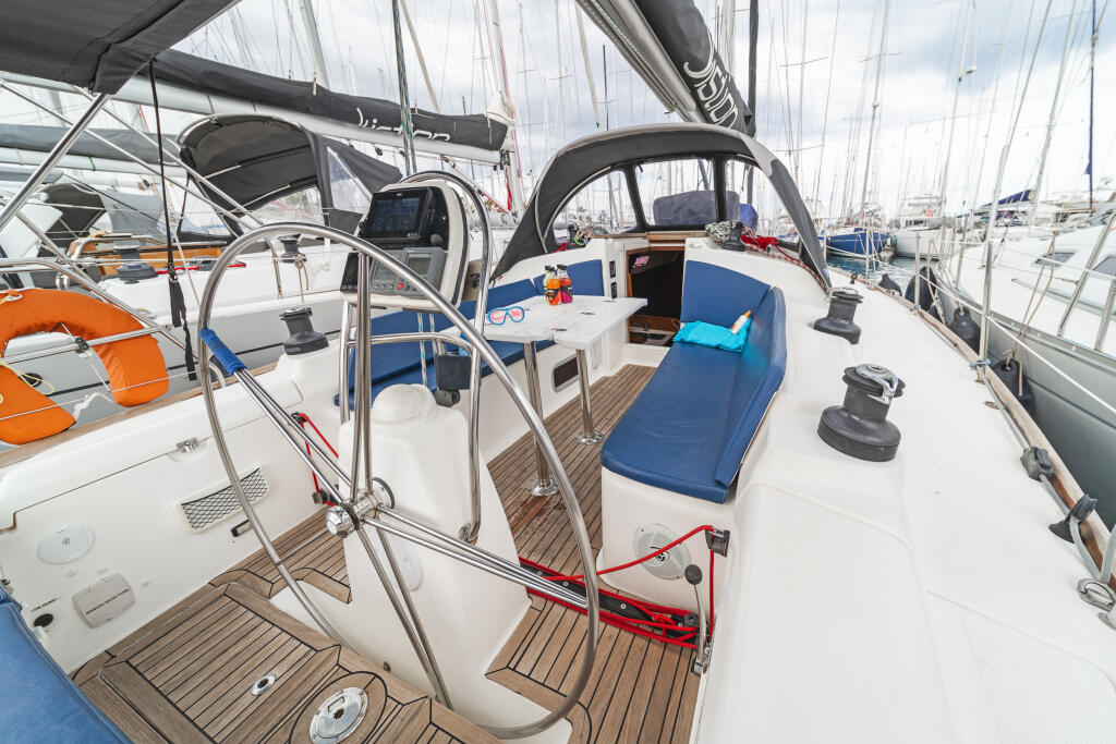 Sailing yacht 