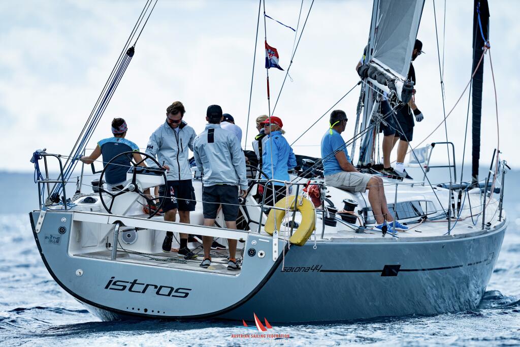 Sailing yacht 