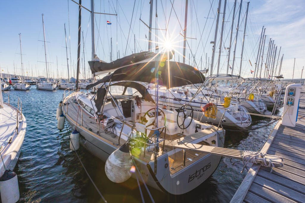 Sailing yacht 