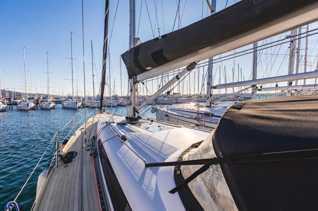 Sailing yacht 