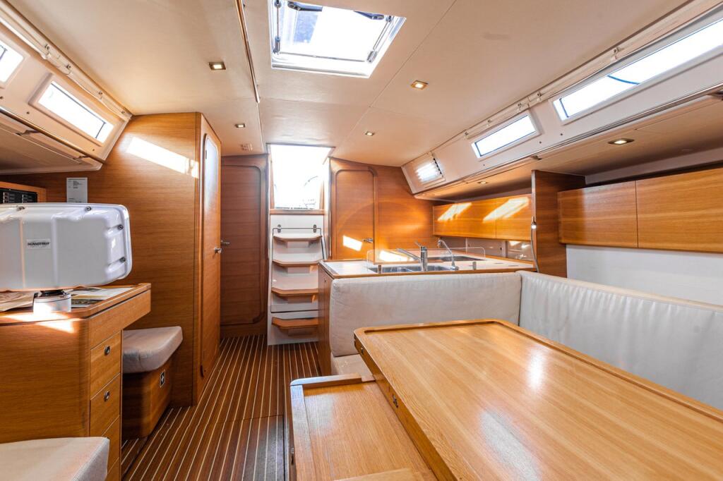 Sailing yacht 