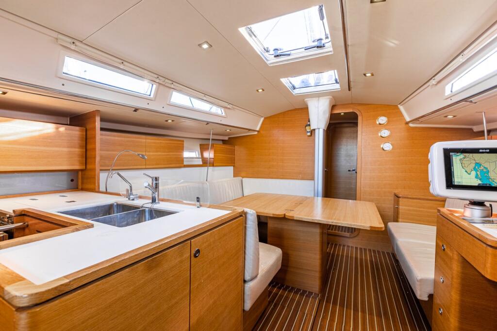 Sailing yacht 