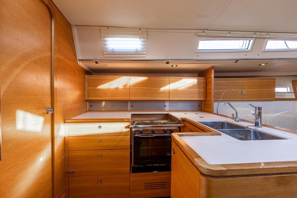 Sailing yacht 