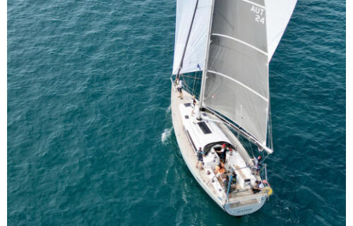 Sailing yacht 