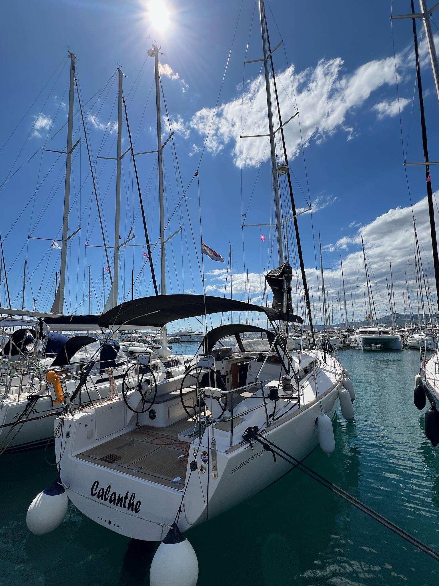 Sailing yacht 