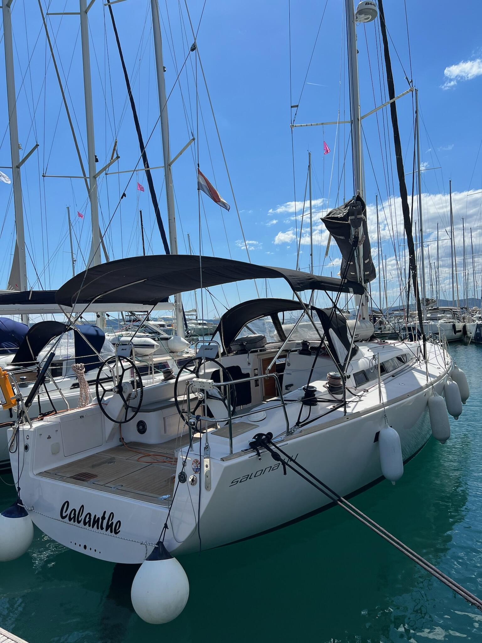 Sailing yacht 