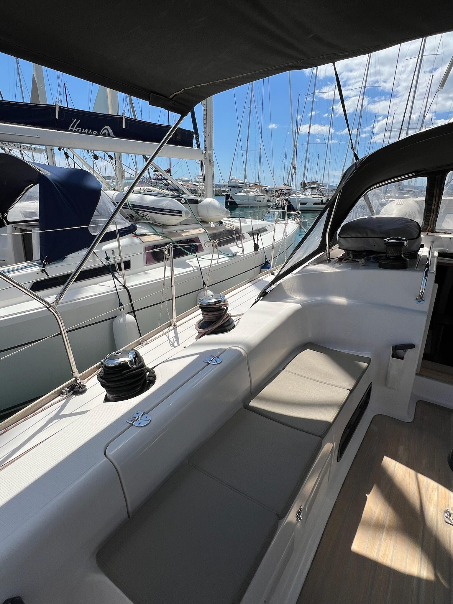 Sailing yacht 