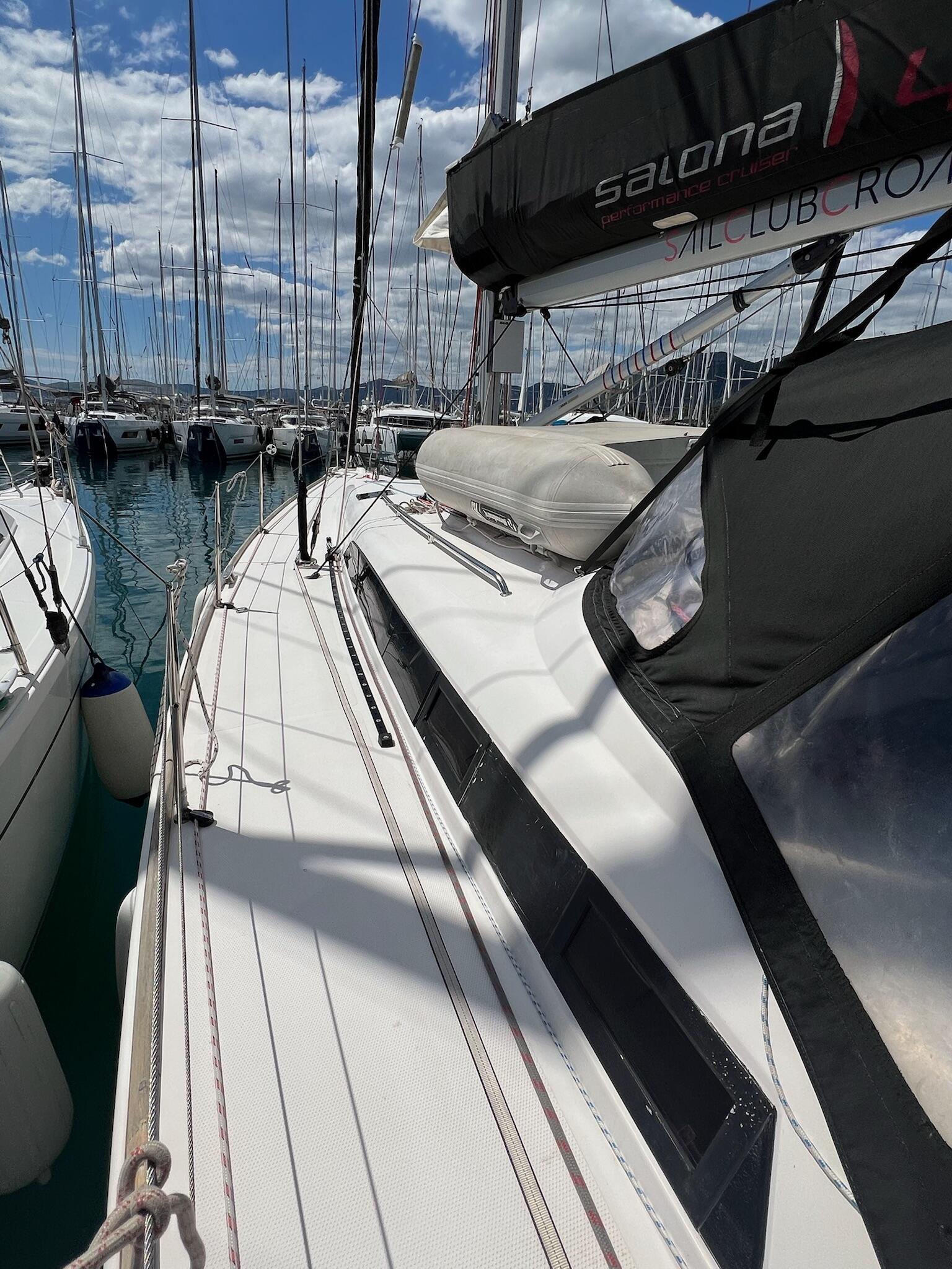 Sailing yacht 