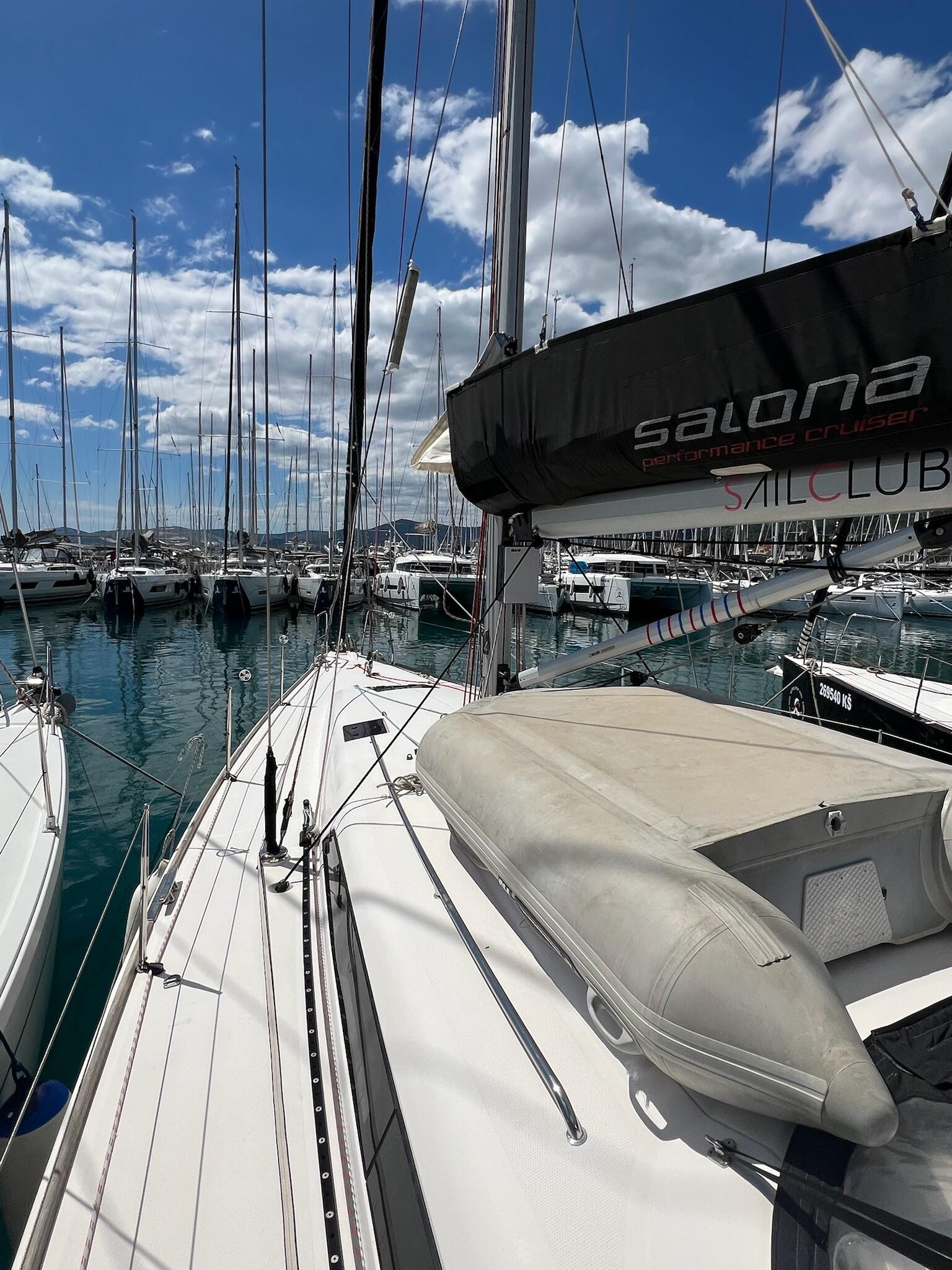 Sailing yacht 