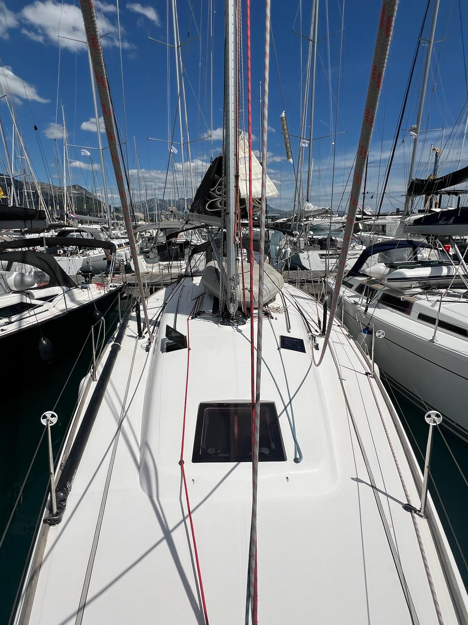 Sailing yacht 