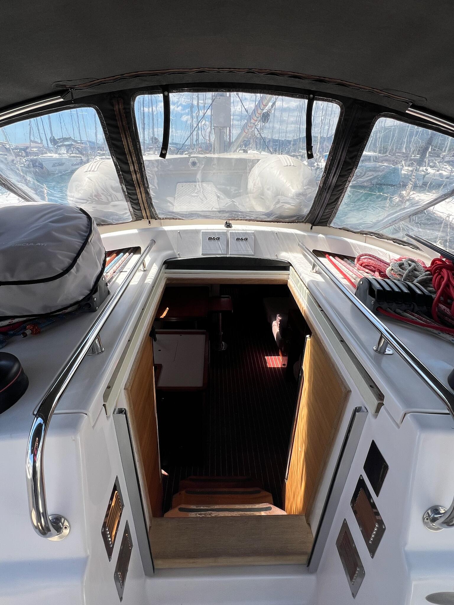 Sailing yacht 