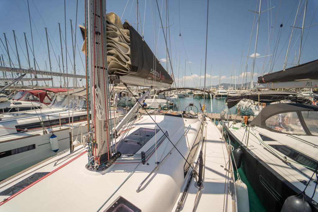 Sailing yacht 
