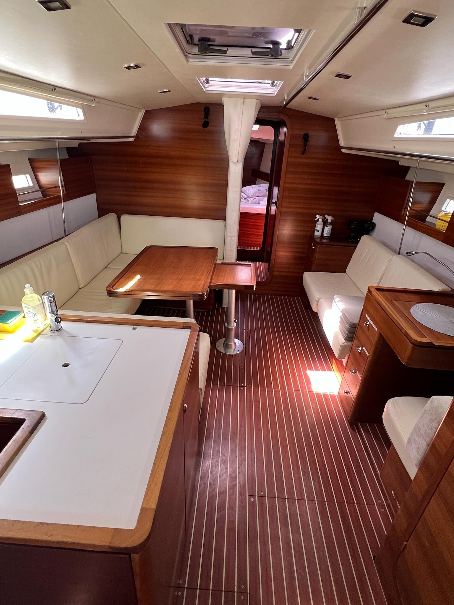 Sailing yacht 