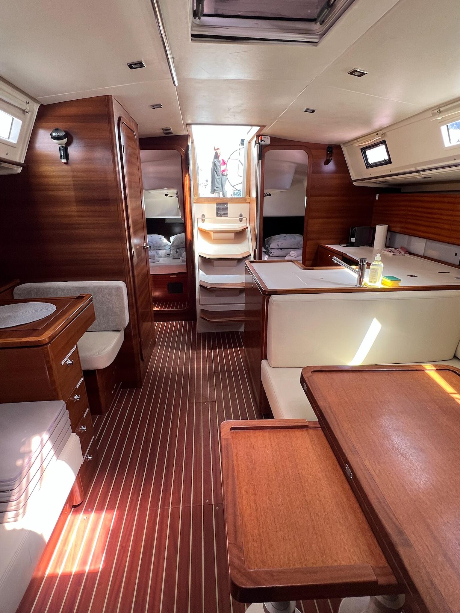 Sailing yacht 