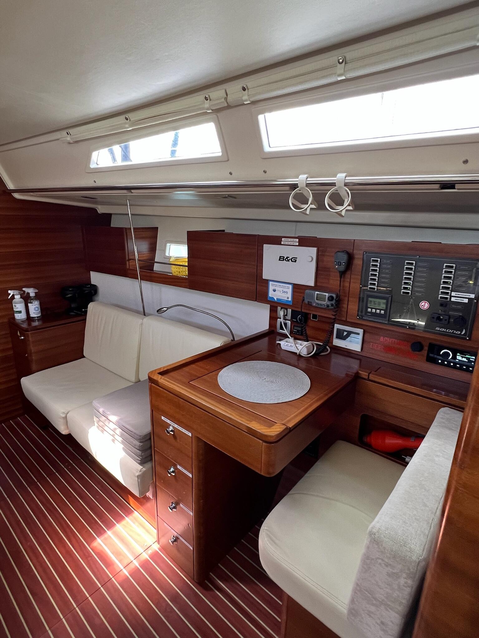 Sailing yacht 