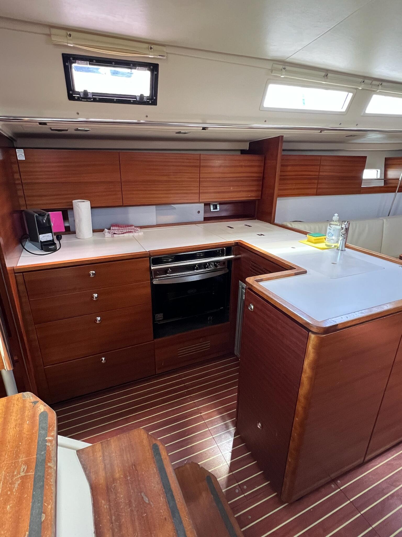 Sailing yacht 
