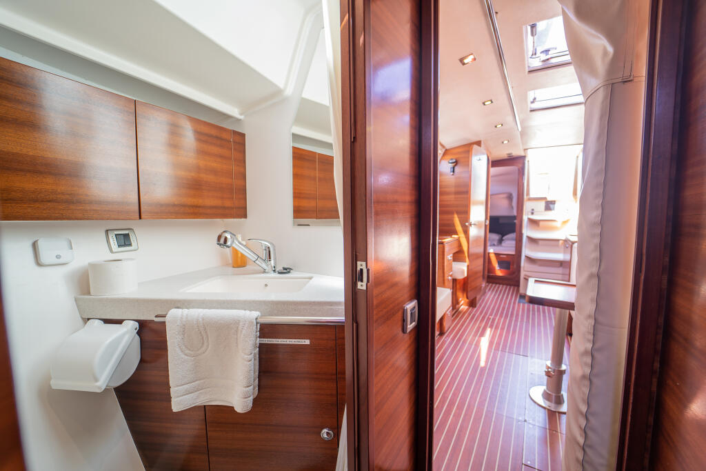 Sailing yacht 