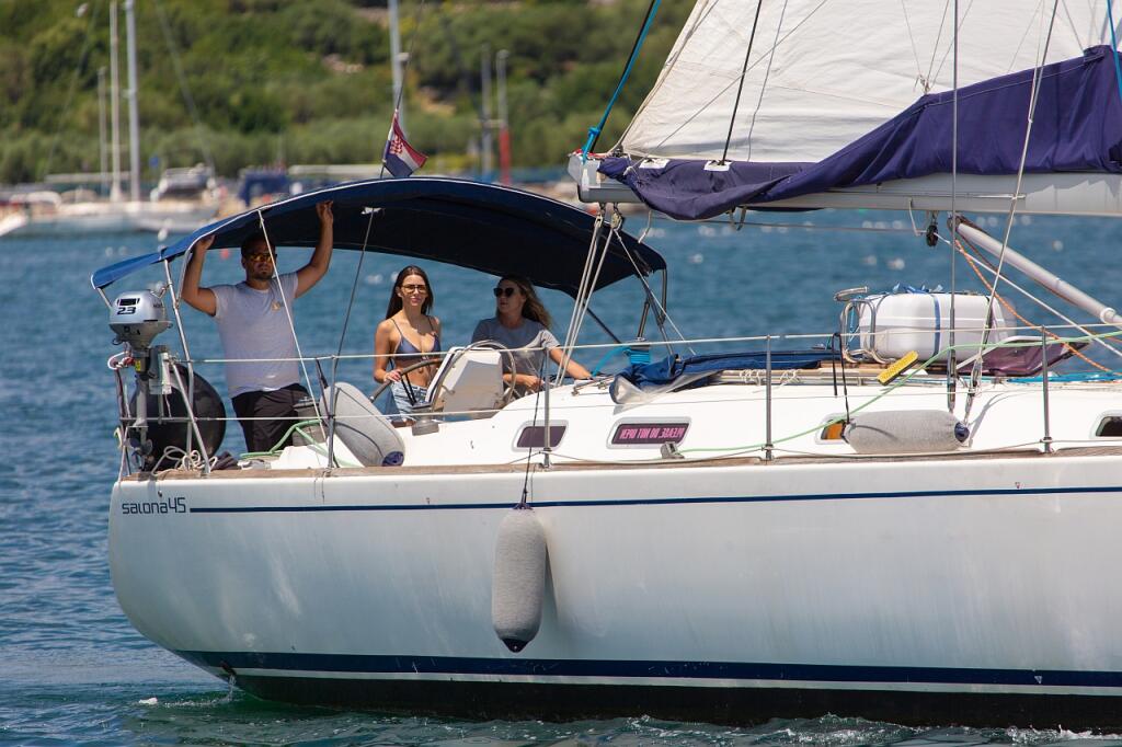Sailing yacht 